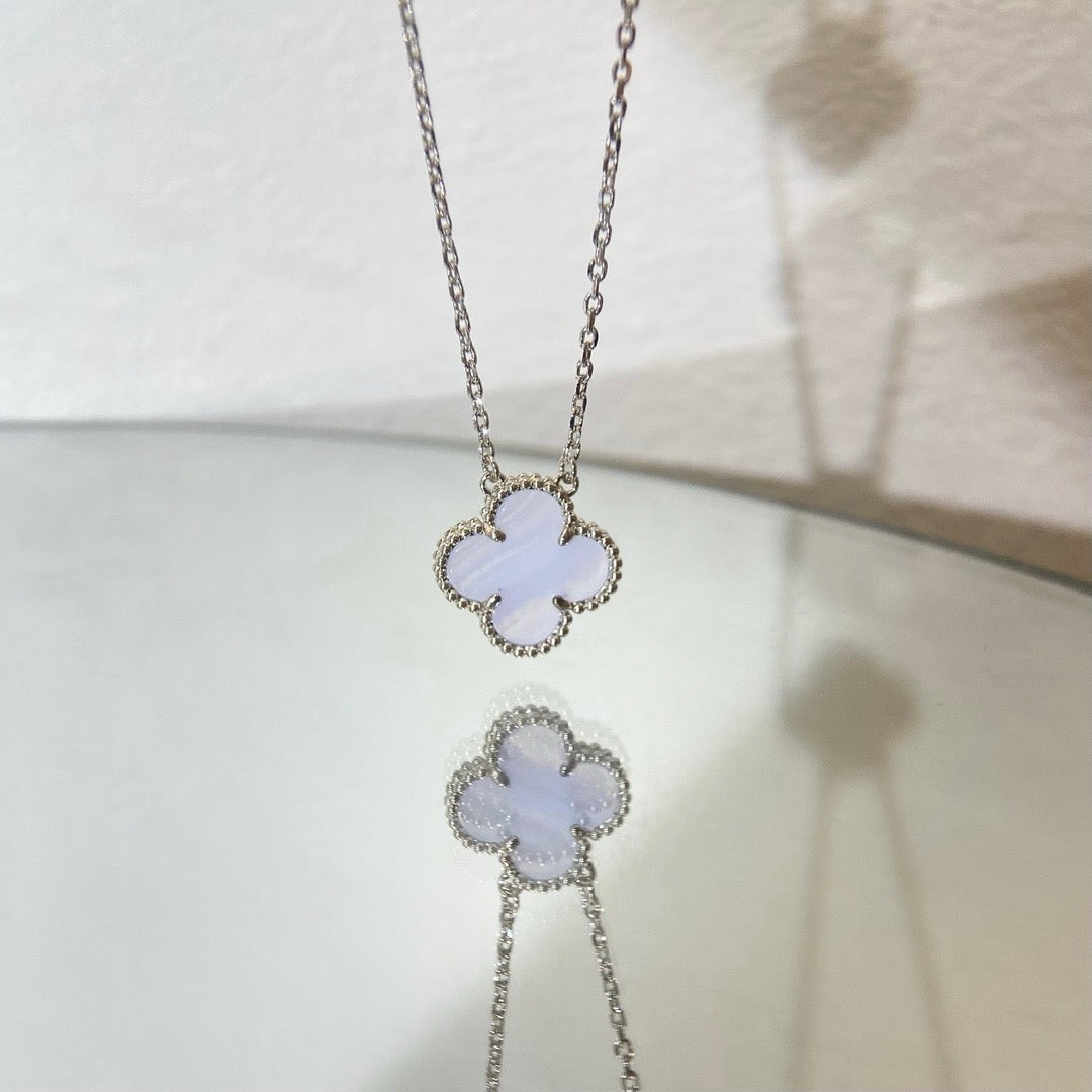 [Avelora Jewelry ]CLOVER 15MM BLUE CHALCEDONY NECKLACE SILVER