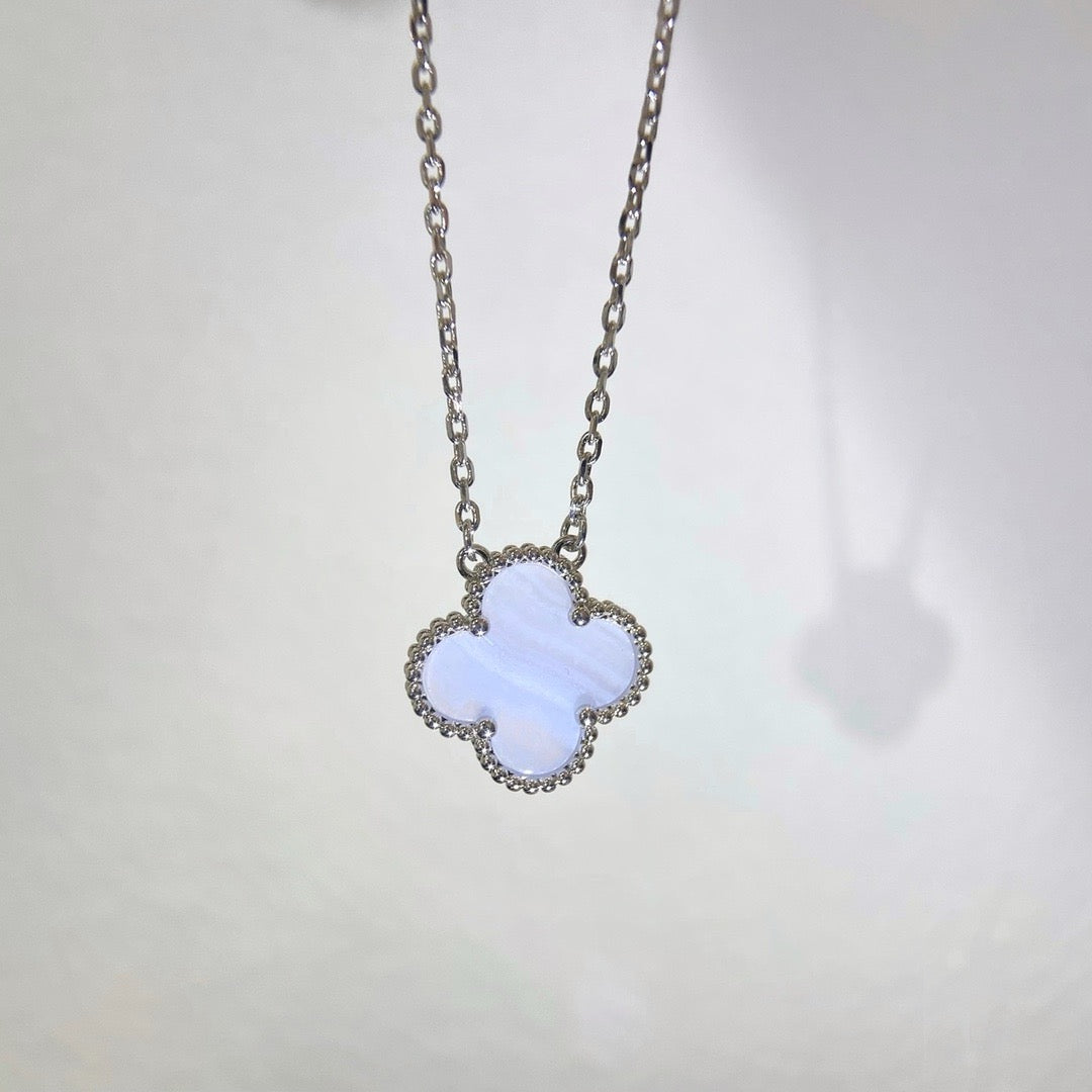 [Avelora Jewelry ]CLOVER 15MM BLUE CHALCEDONY NECKLACE SILVER