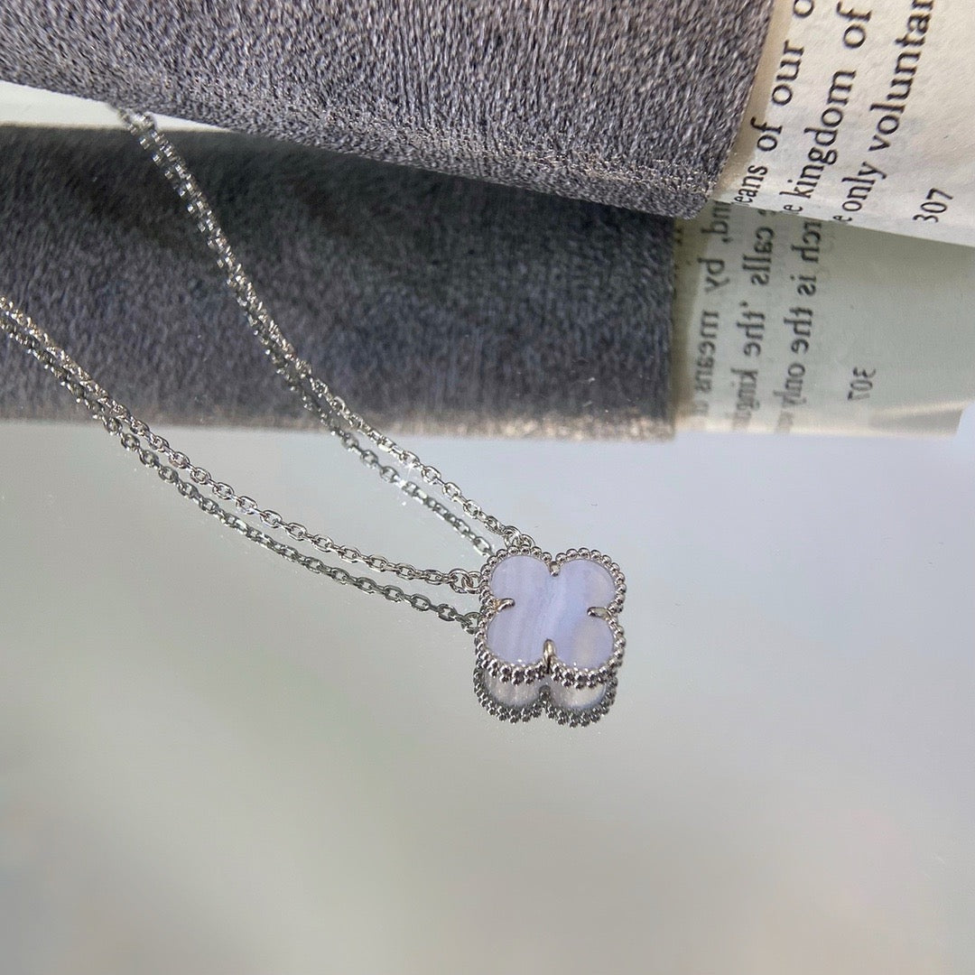 [Avelora Jewelry ]CLOVER 15MM BLUE CHALCEDONY NECKLACE SILVER