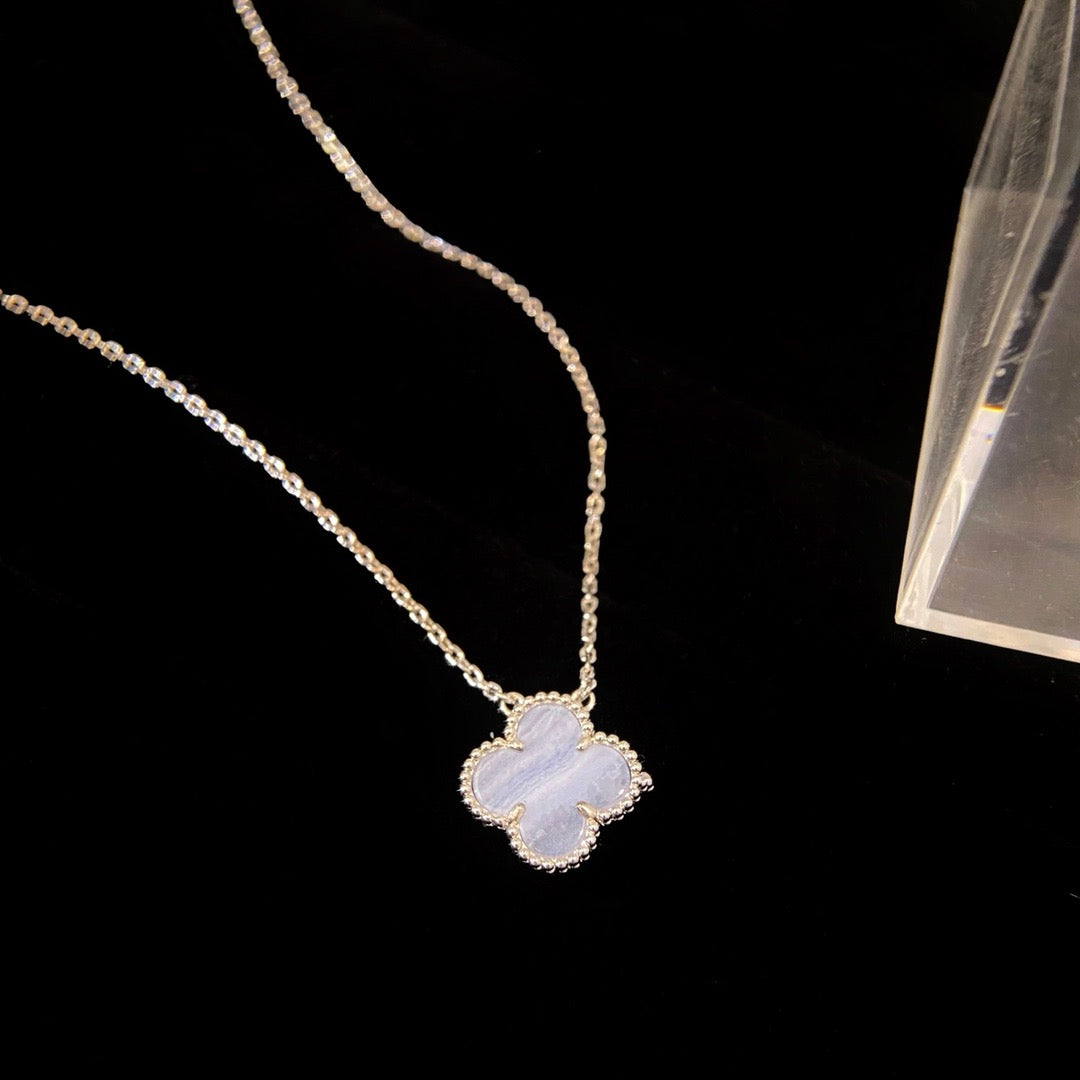 [Avelora Jewelry ]CLOVER 15MM BLUE CHALCEDONY NECKLACE SILVER