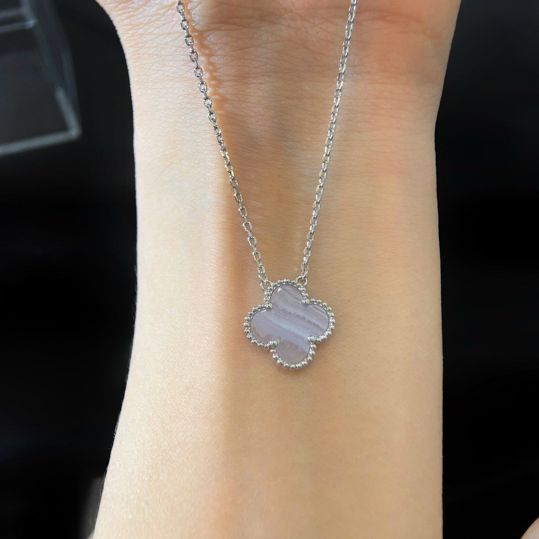 [Avelora Jewelry ]CLOVER 15MM BLUE CHALCEDONY NECKLACE SILVER