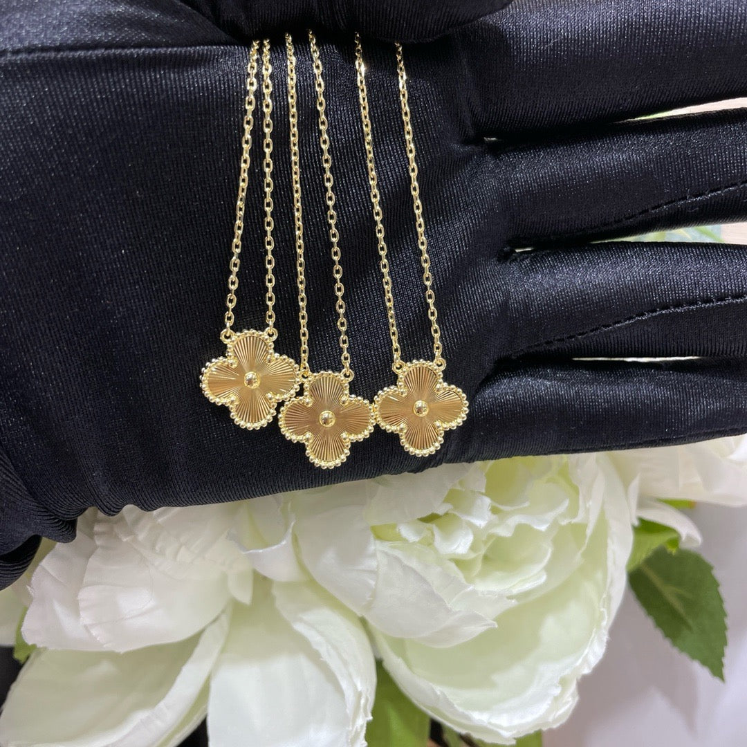 [Avelora Jewelry ]CLOVER 15MM LASER NECKLACE