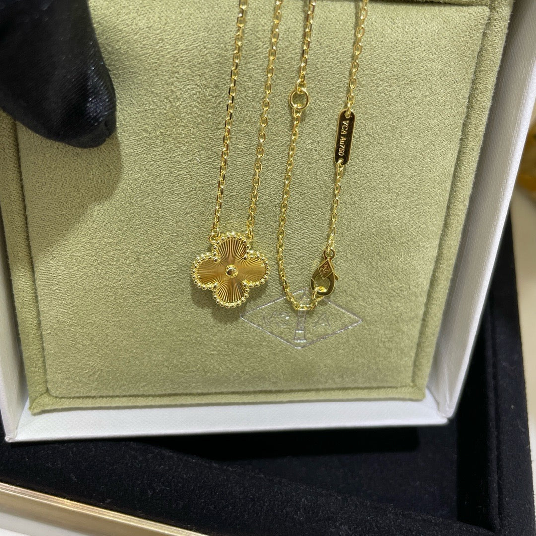 [Avelora Jewelry ]CLOVER 15MM LASER NECKLACE