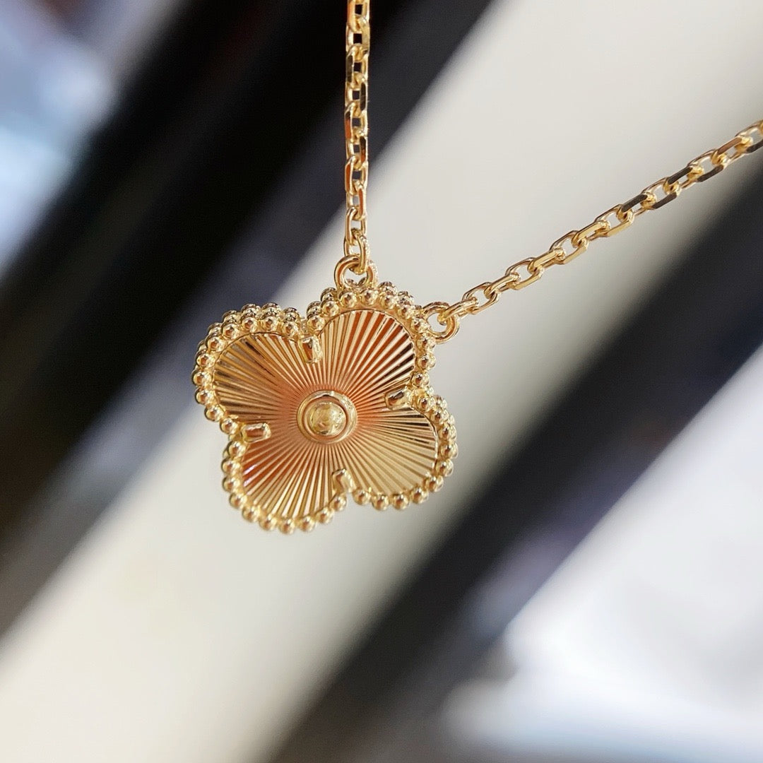 [Avelora Jewelry ]CLOVER 15MM LASER NECKLACE