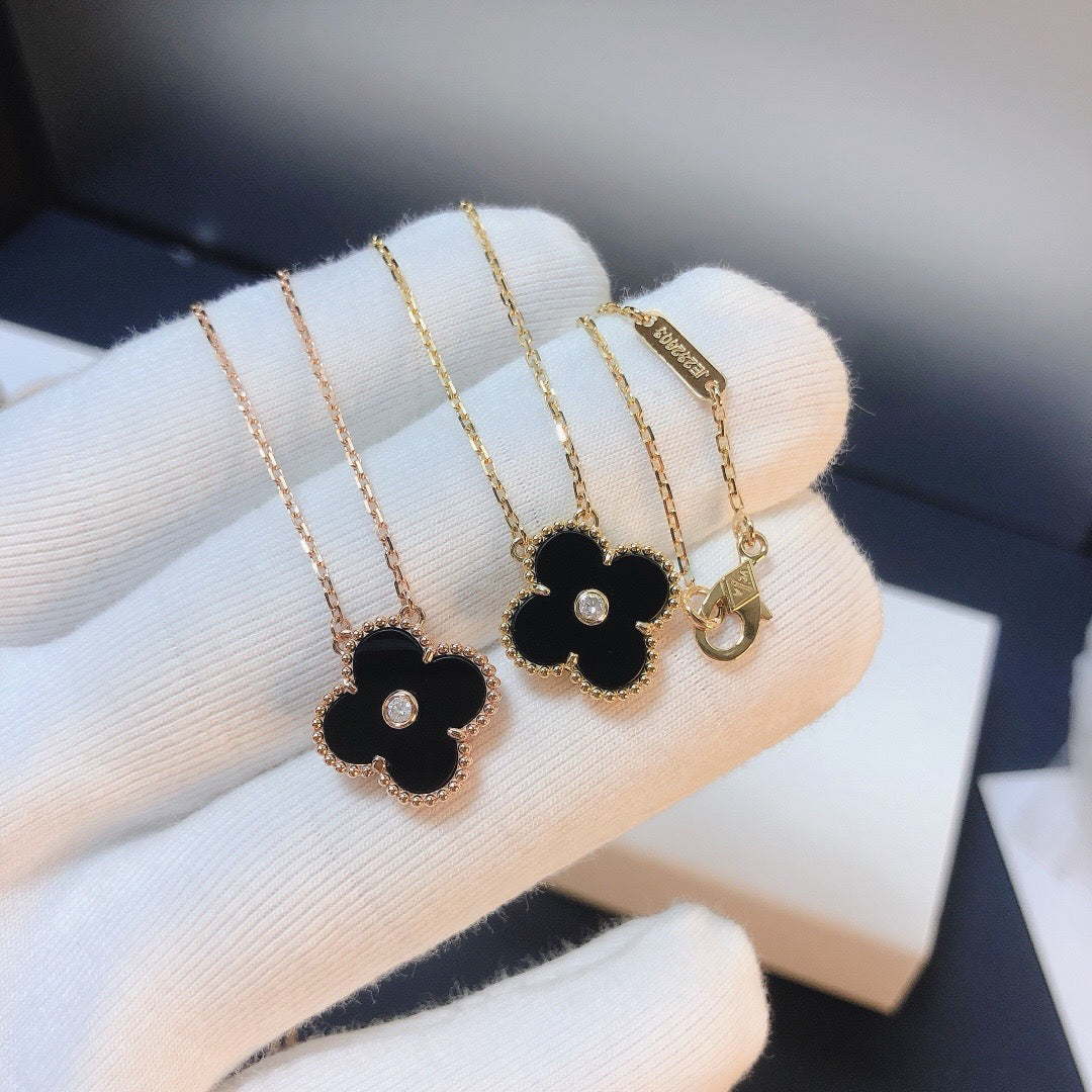 [Avelora Jewelry ]CLOVER 15MM DIAMOND ONYX NECKLACE