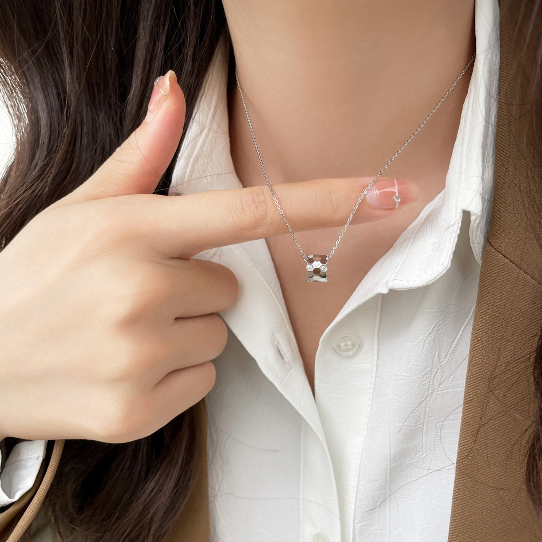 [Avelora Jewelry ]BEE MINI PEDANT DIAMOND NECKLACE