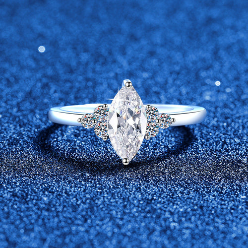 [Avelora]ELEGANT MARQUISE CUT MOISSANITE RING WITH SIDE ACCENTS