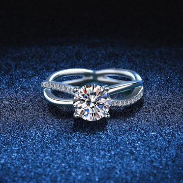 [Avelora]ELEGANT 4-PRONG CROSSOVER MOISSANITE ENGAGEMENT RING