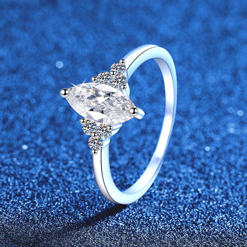 [Avelora]ELEGANT MARQUISE CUT MOISSANITE RING WITH SIDE ACCENTS