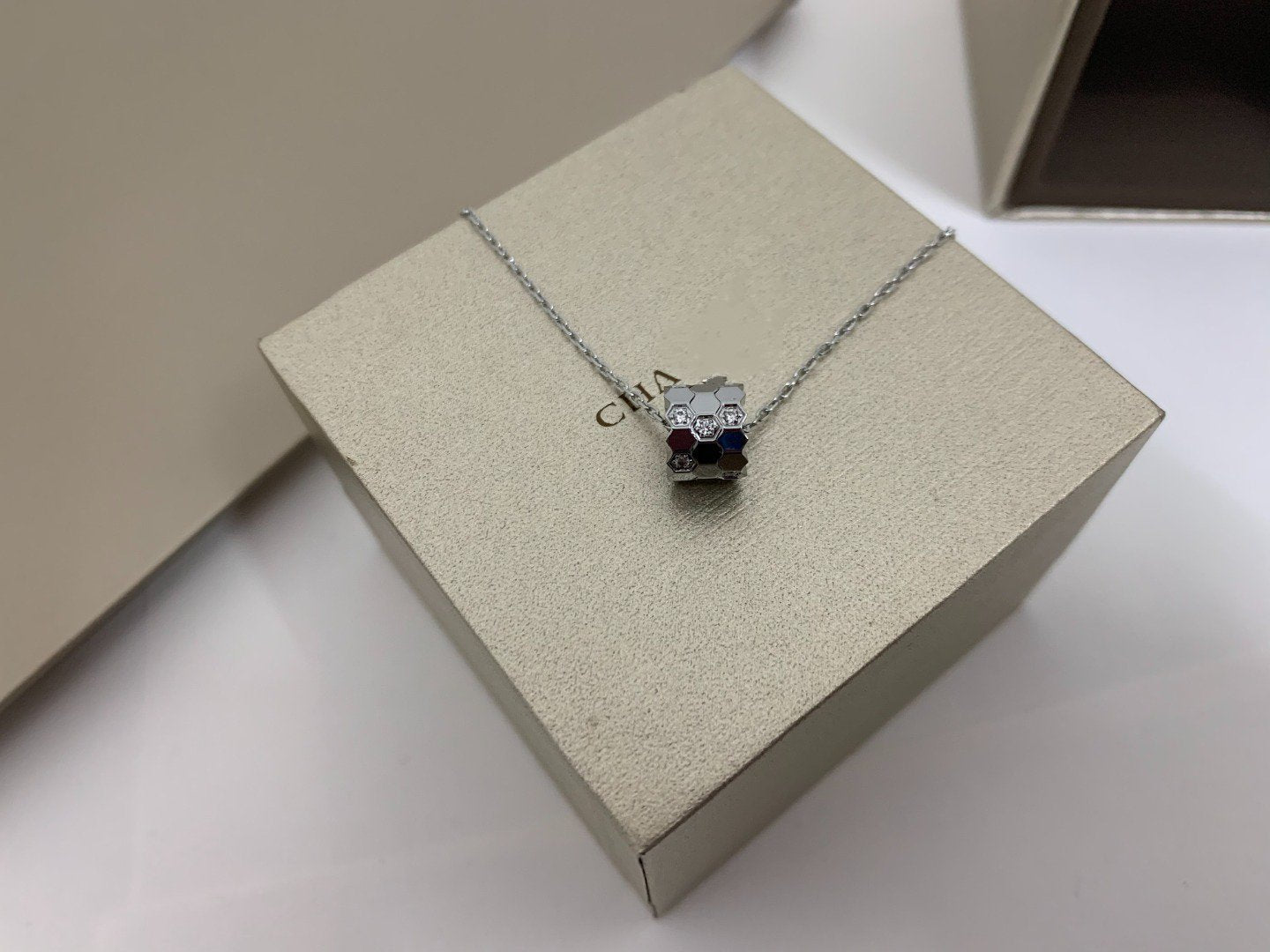 [Avelora]BEE LOVE DIAMOND NECKLACE