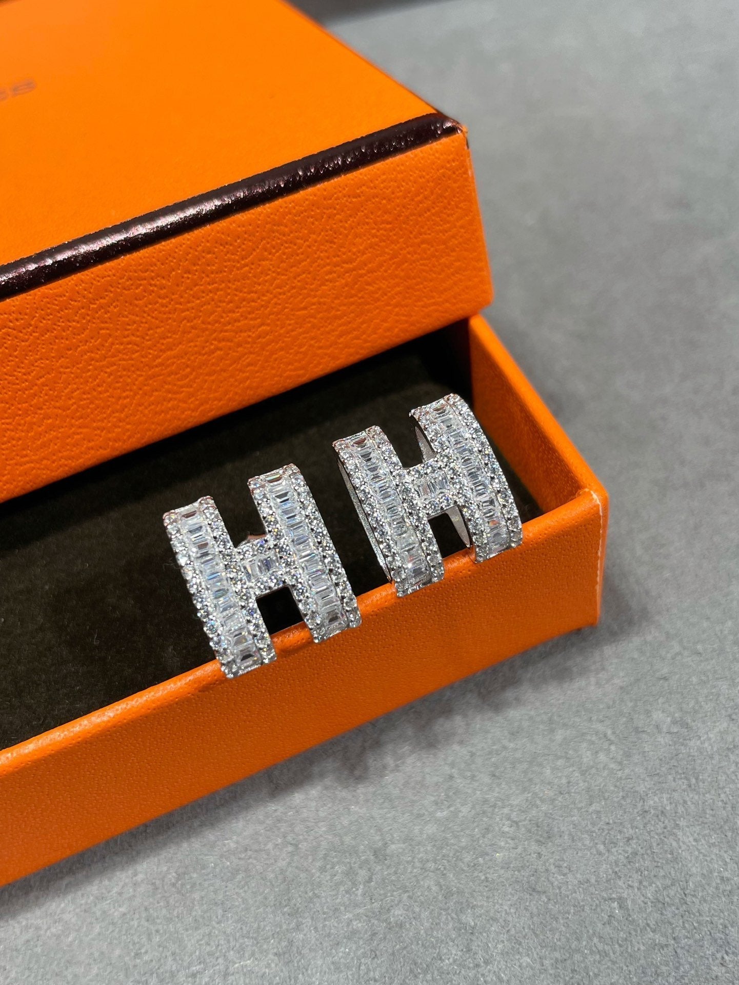 [Avelora]H STUD EARRINGS WITH SILVER DIAMONDS