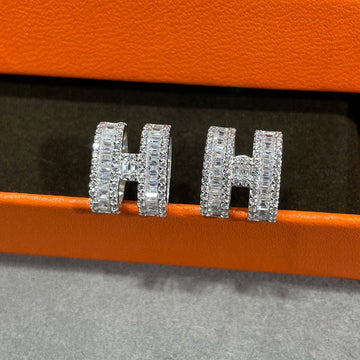 [Avelora Jewelry ]H STUD EARRINGS WITH SILVER DIAMONDS