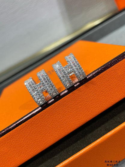[Avelora]H STUD EARRINGS WITH SILVER DIAMONDS