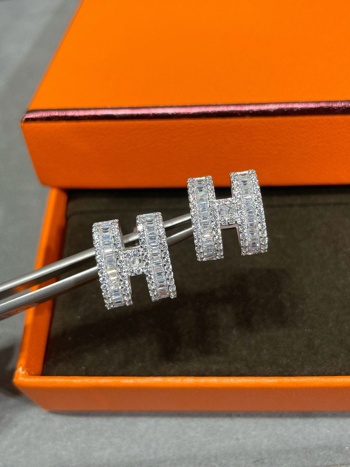 [Avelora Jewelry ]H STUD EARRINGS WITH SILVER DIAMONDS