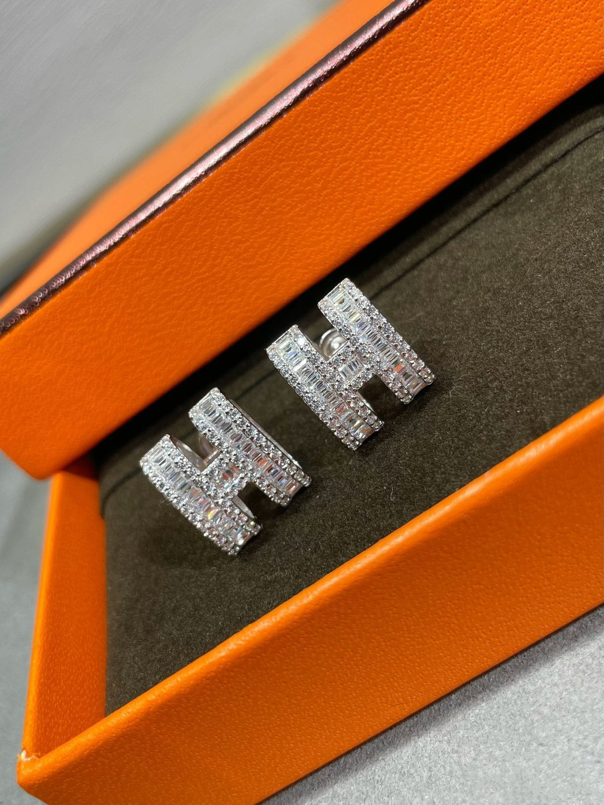 [Avelora Jewelry ]H STUD EARRINGS WITH SILVER DIAMONDS