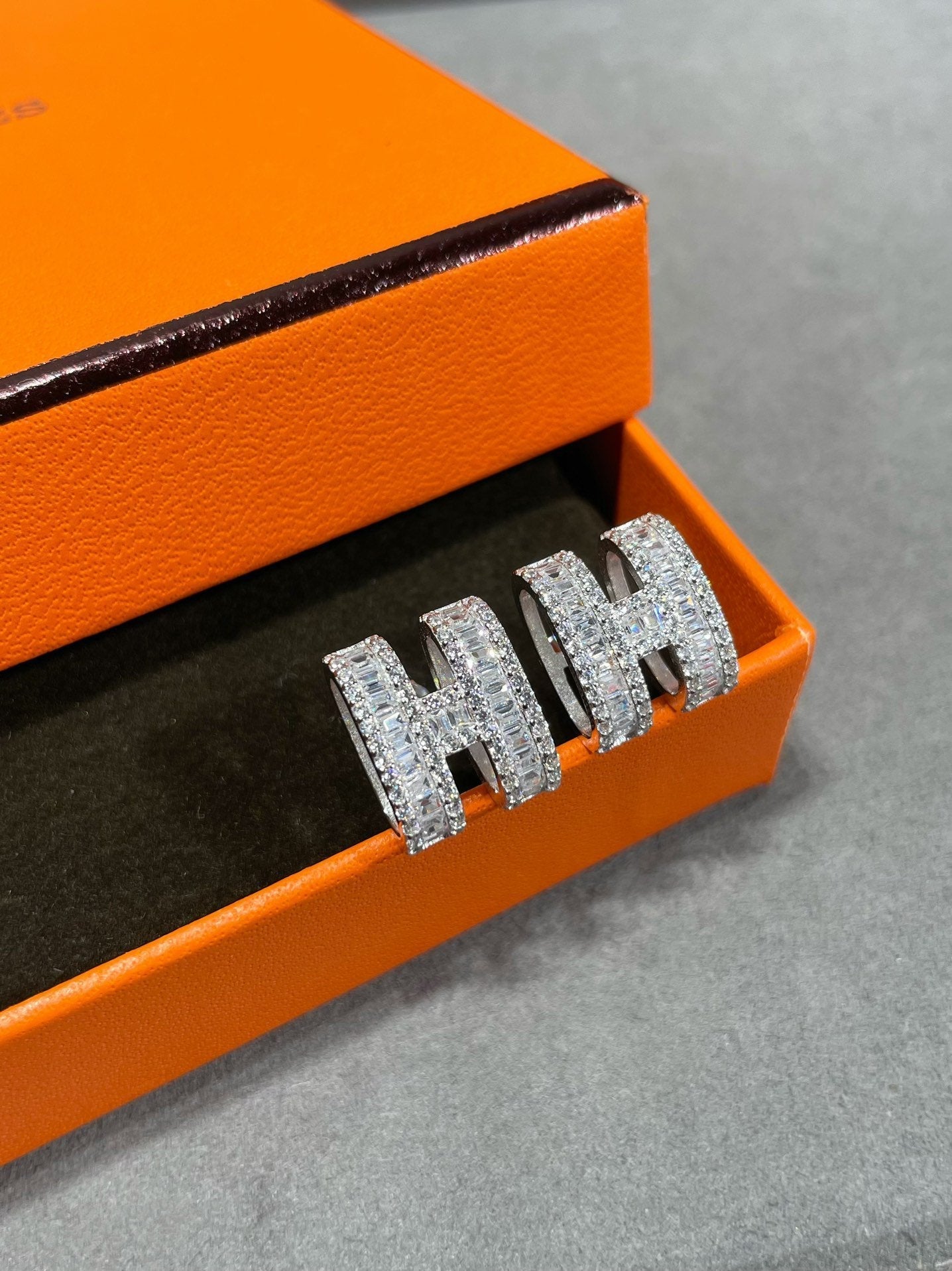 [Avelora]H STUD EARRINGS WITH SILVER DIAMONDS