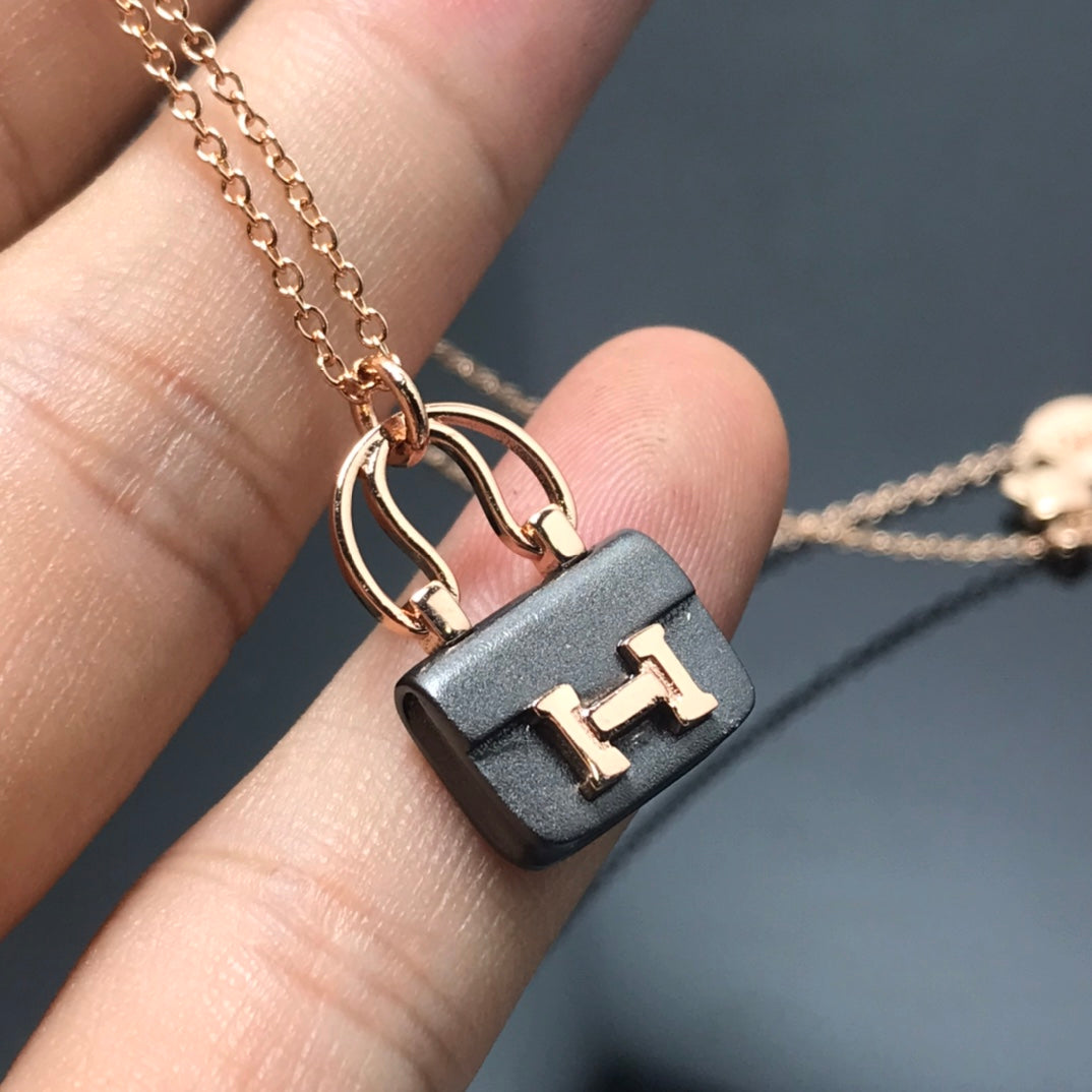 [Avelora]WOMEN'S HM AMULETTES CONSTANCE PENDANT NECKLACE