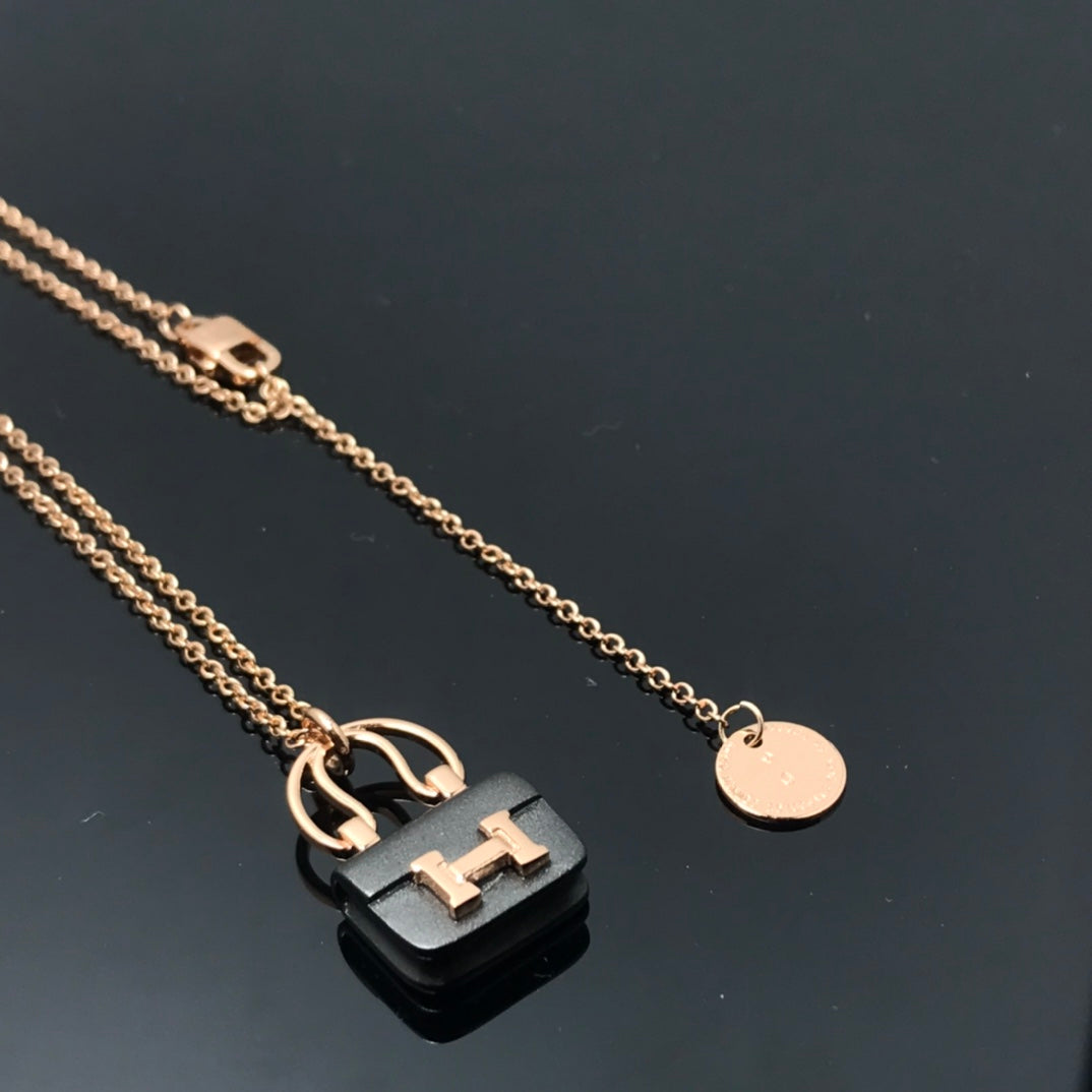 [Avelora]WOMEN'S HM AMULETTES CONSTANCE PENDANT NECKLACE