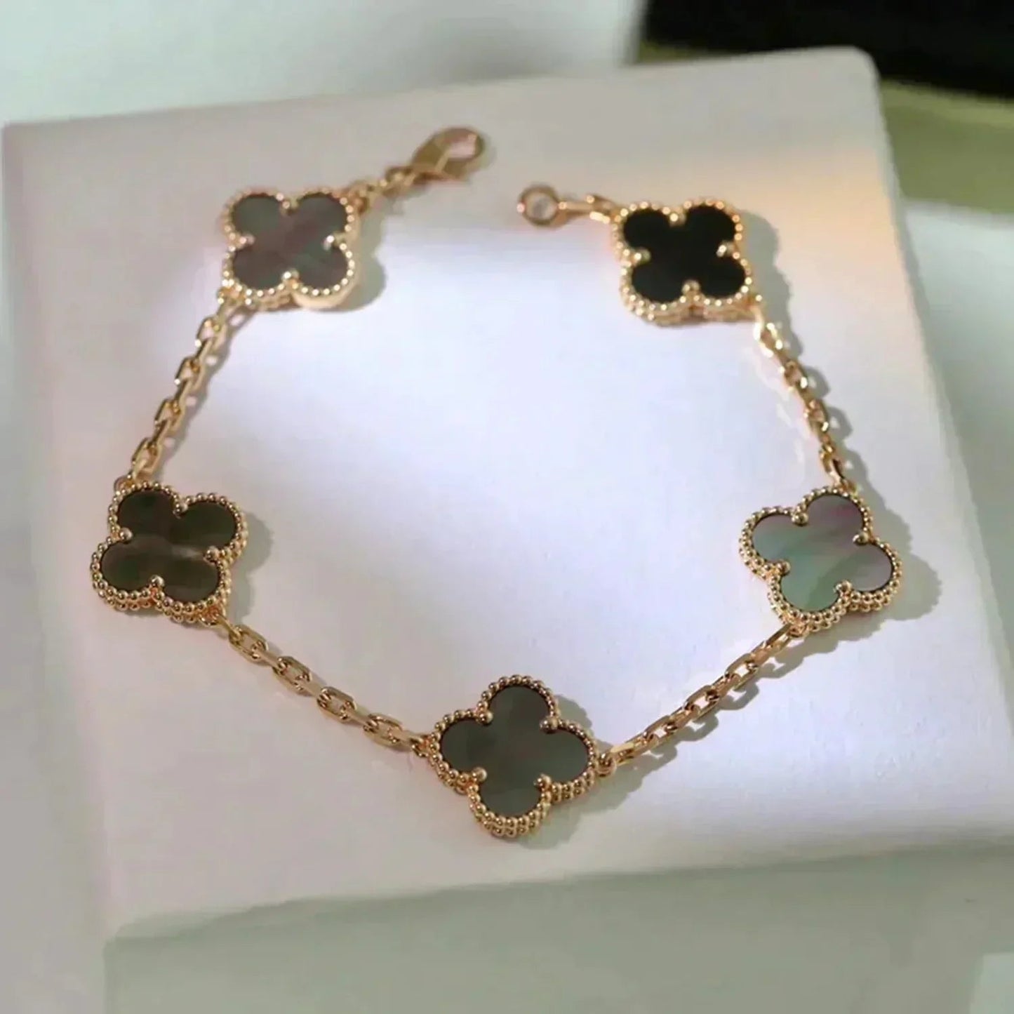 [Avelora]LUCKY CLOVER 5-MOTIF BRACELET - GREY MOTHER-OF-PEARL COLLECTION