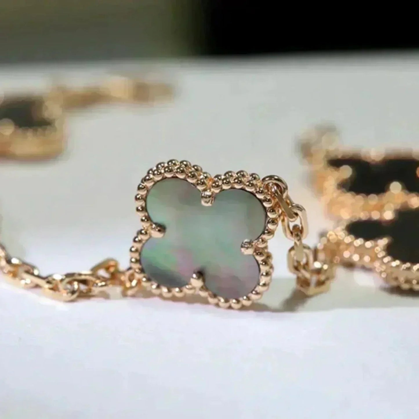[Avelora]LUCKY CLOVER 5-MOTIF BRACELET - GREY MOTHER-OF-PEARL COLLECTION