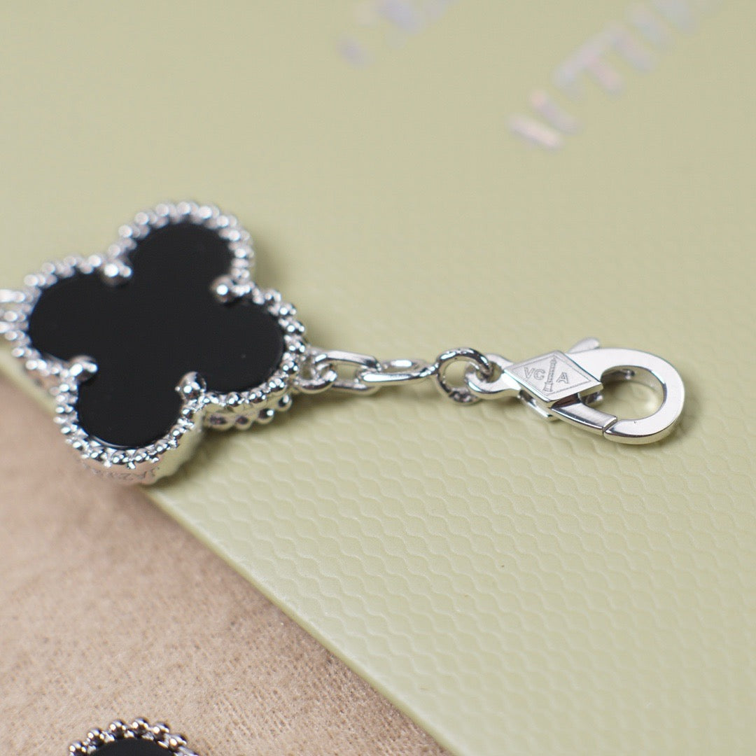 [Avelora]LUCKY CLOVER 5-MOTIF BRACELET - BLACK OXNY COLLECTION