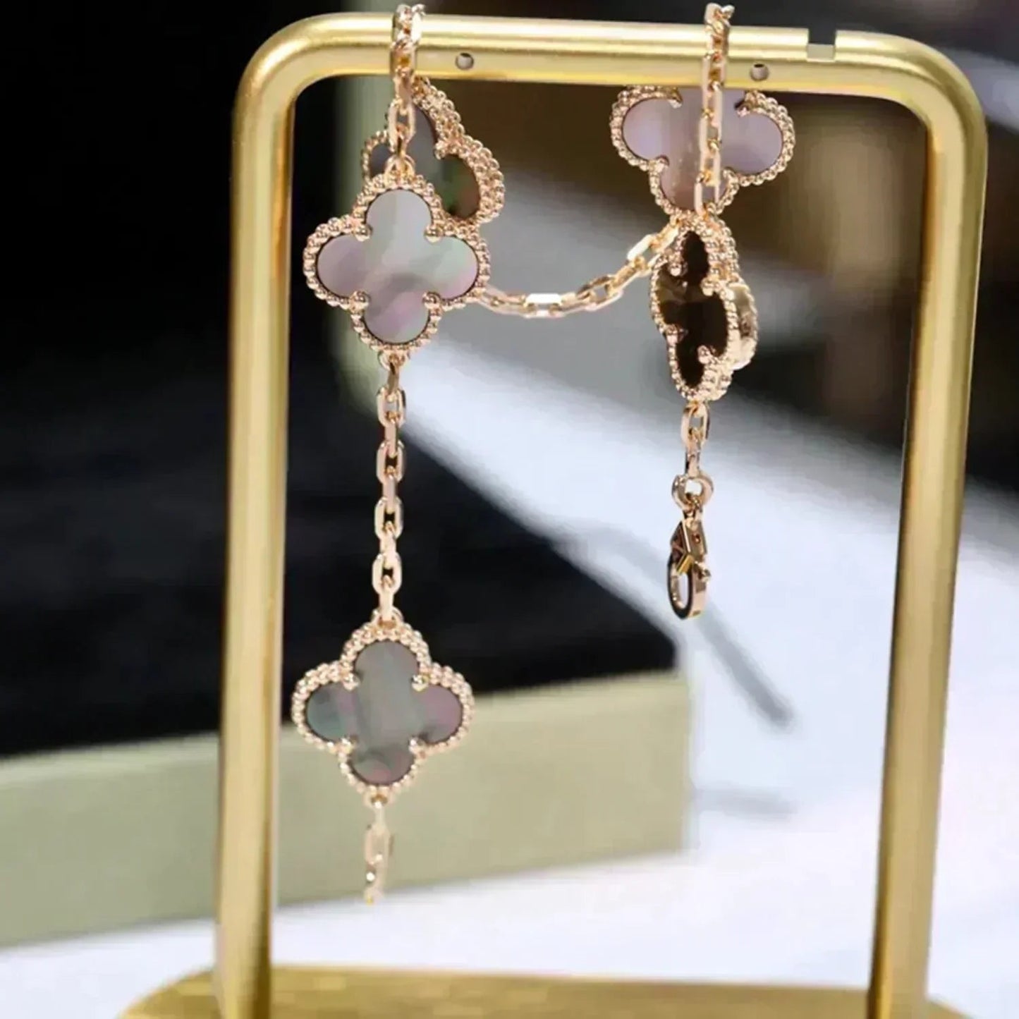 [Avelora]LUCKY CLOVER 5-MOTIF BRACELET - GREY MOTHER-OF-PEARL COLLECTION