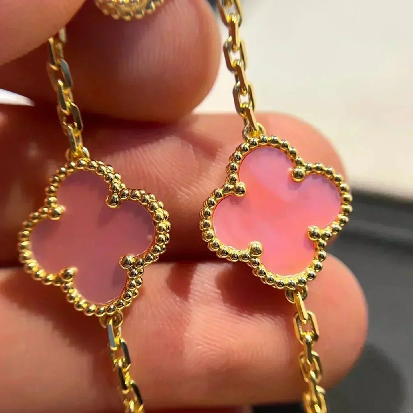 [Avelora]LUCKY CLOVER 5-MOTIF BRACELET - PINK MOTHER-OF-PEARL COLLECTION