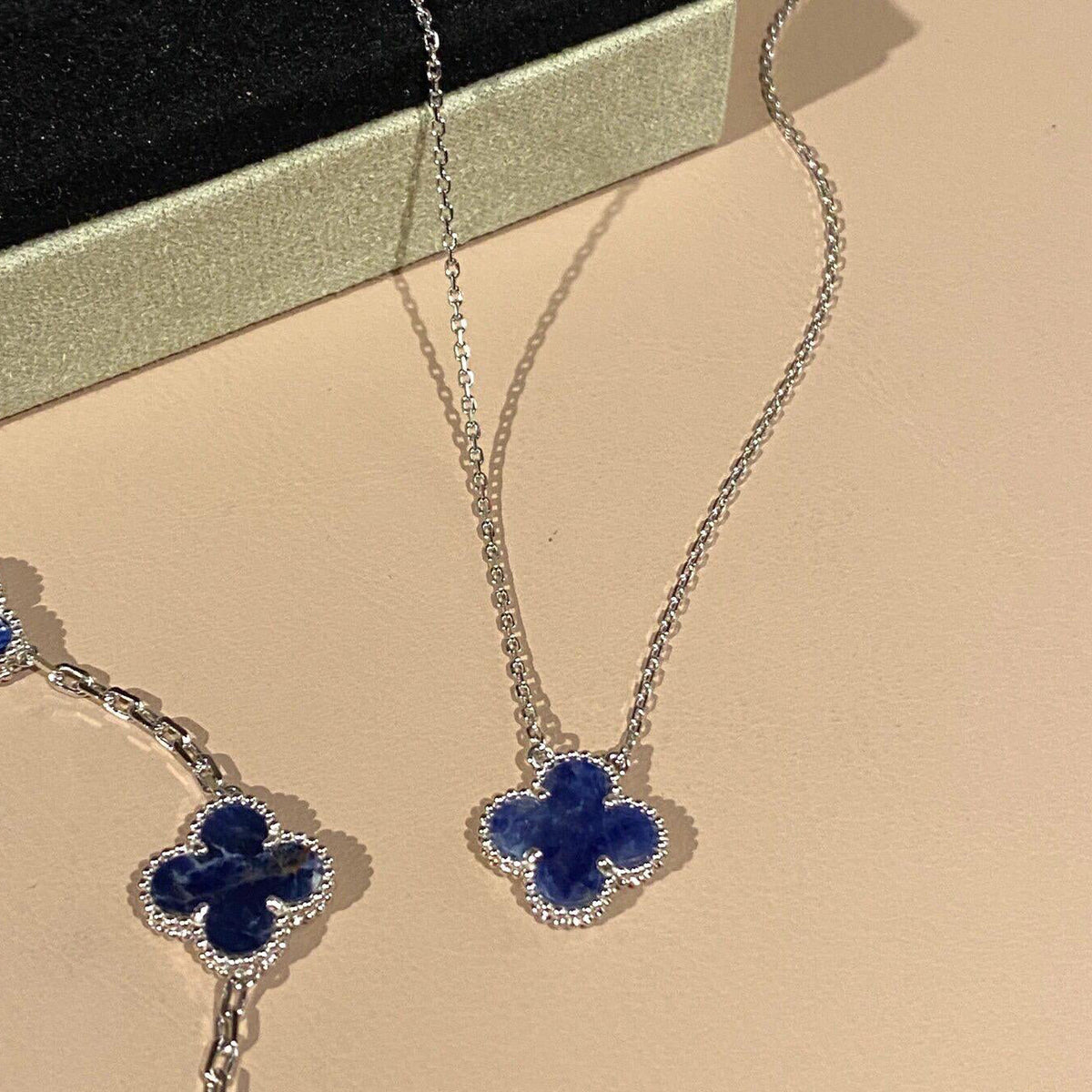 [Avelora Jewelry ]CLOVER 15MM PIETERSITE NECKLACE SILVER