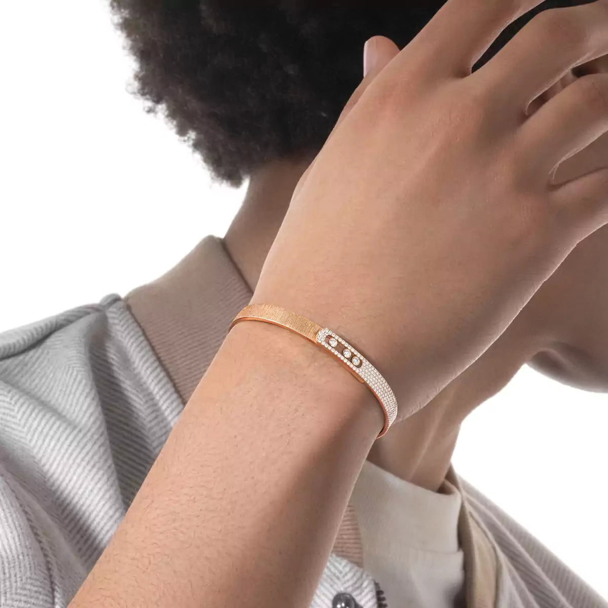[Avelora]MOVE NOA CISELÉ HALF-PAVÉ DIAMOND BANGLE BRACELET