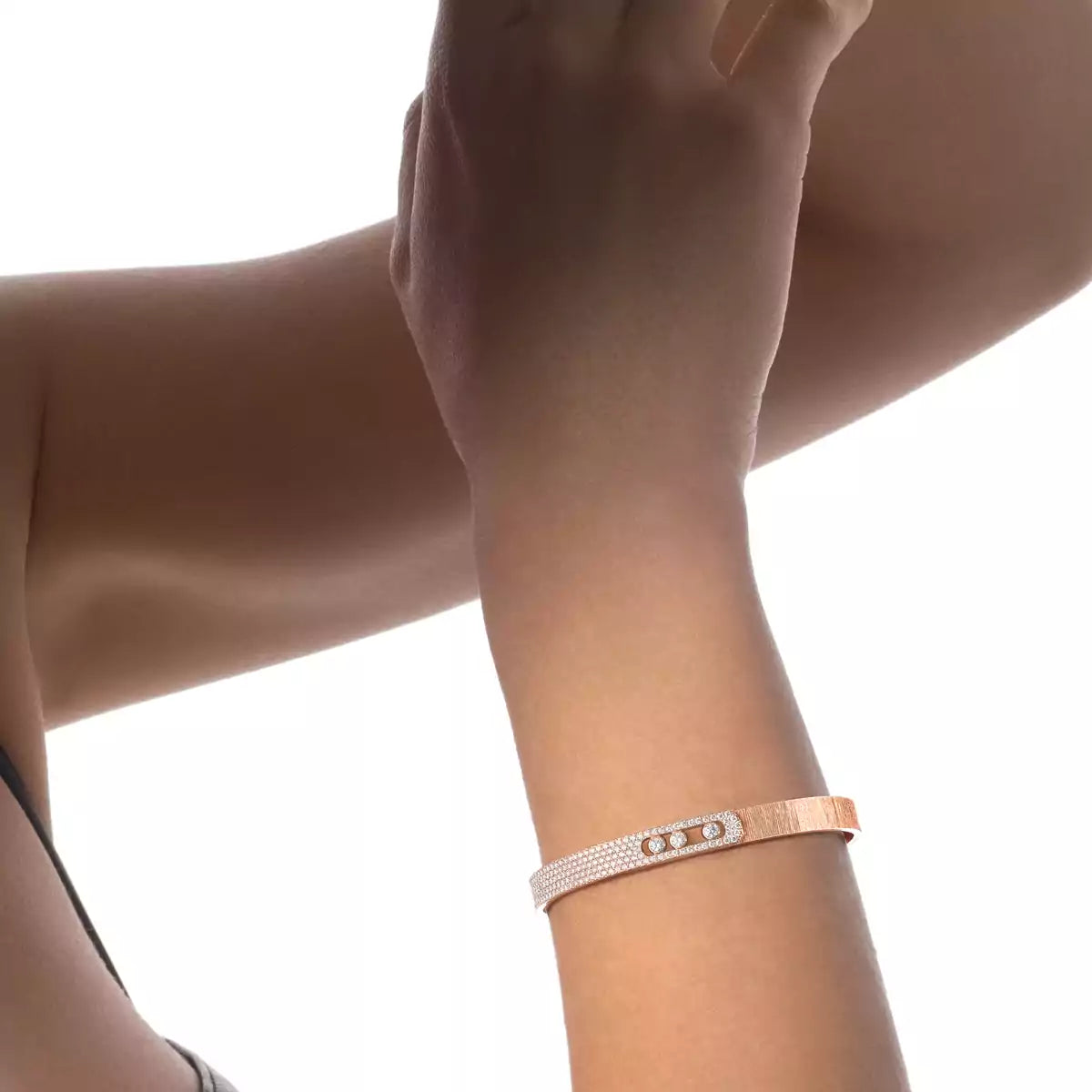 [Avelora Jewelry]Move Noa Ciselé half pavé bangle