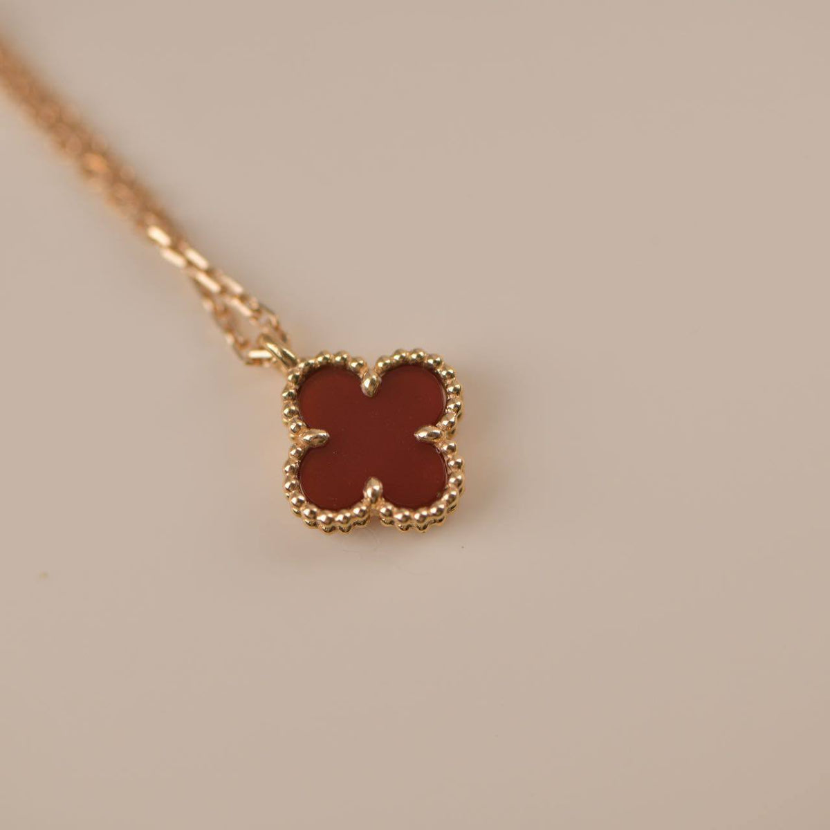 [Avelora Jewelry ]CLOVER MINI 9.5MM WHITE CARNELIANS NECKLACE