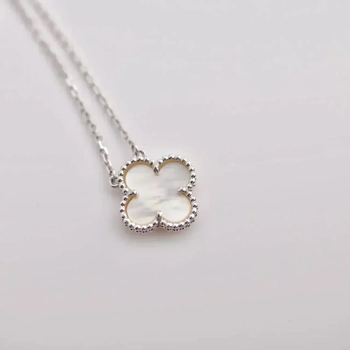 [Avelora Jewelry ]CLOVER  15MM WHITE MOTHER-OF-PEARL SILVER