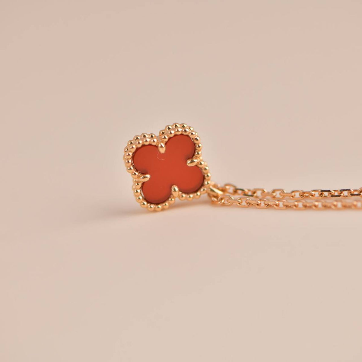 [Avelora Jewelry ]CLOVER MINI 9.5MM WHITE CARNELIANS NECKLACE