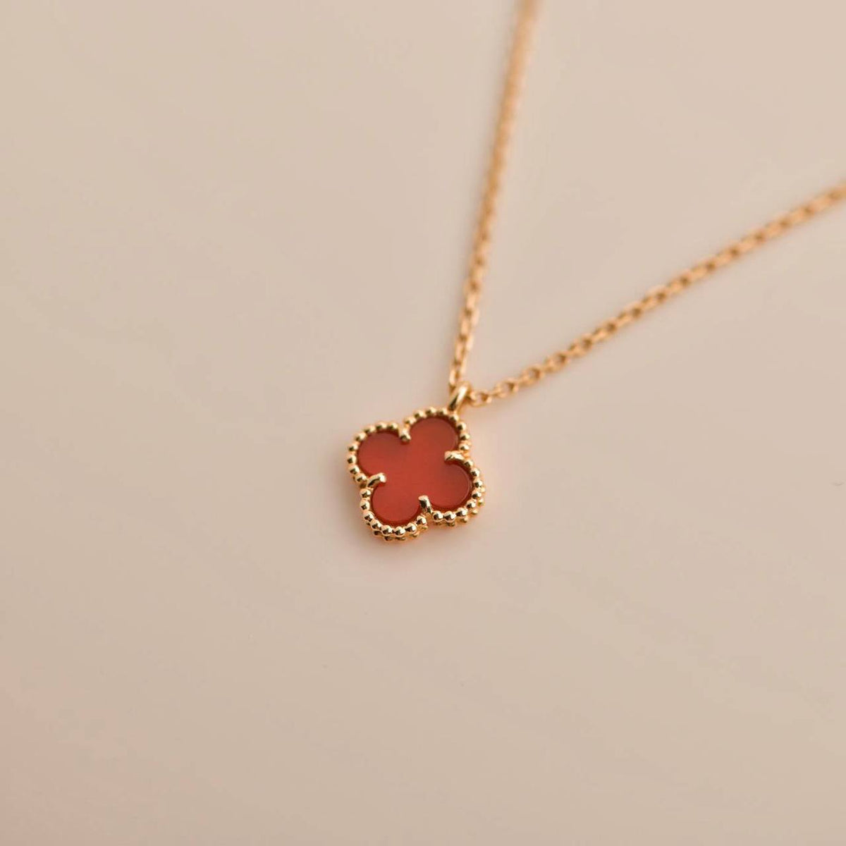 [Avelora Jewelry ]CLOVER MINI 9.5MM WHITE CARNELIANS NECKLACE