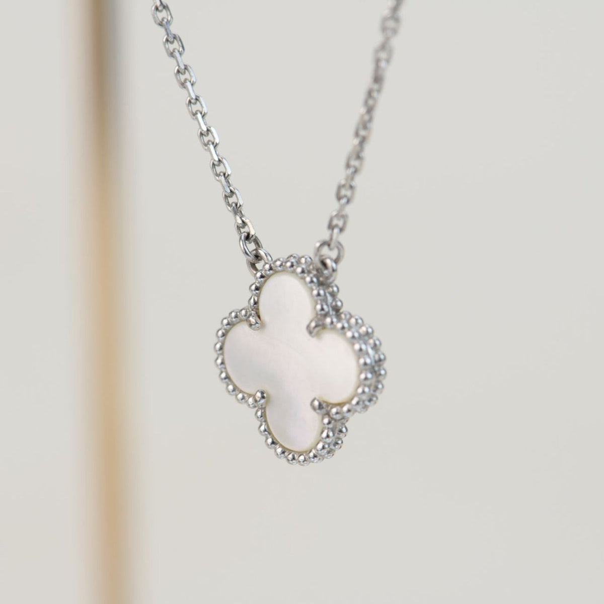 [Avelora Jewelry ]CLOVER  15MM WHITE MOTHER-OF-PEARL SILVER
