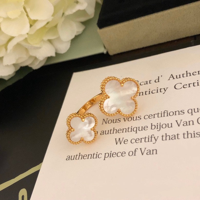 [Avelora Jewelry ]CLOVER BETWEEN THE FINGER RING