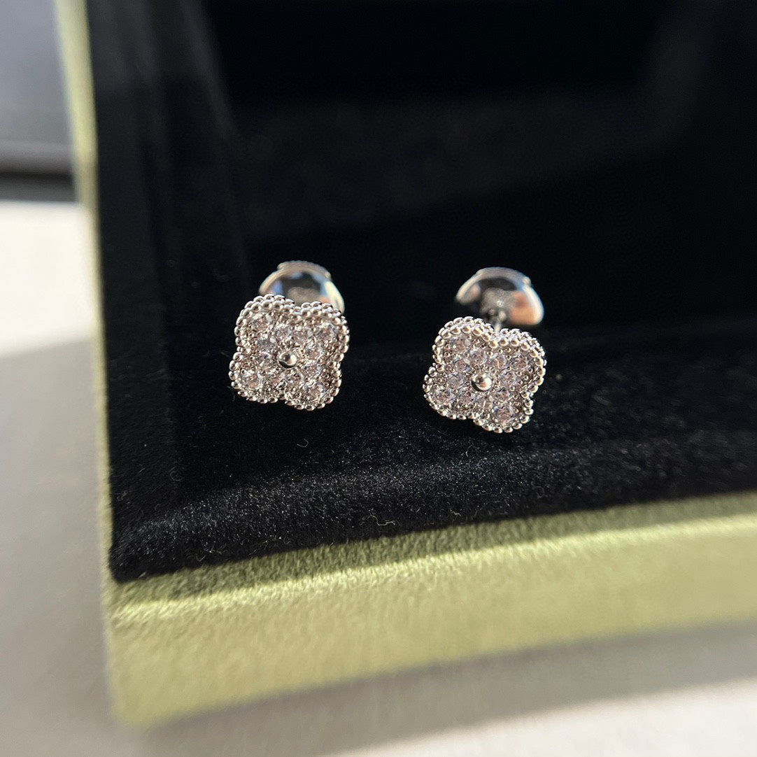 [Avelora Jewelry ]CLOVER MINI DIAMOND STUD EARRINGS