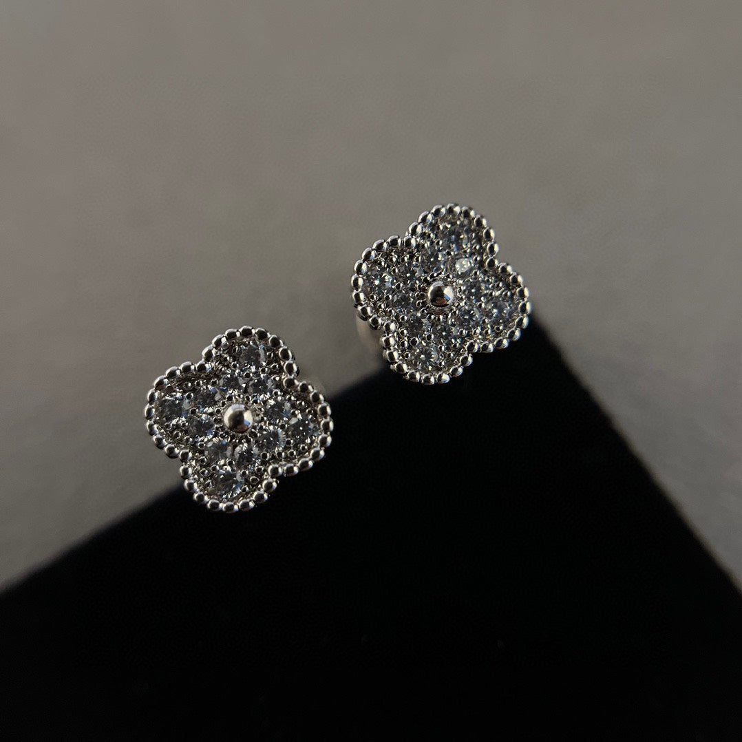 [Avelora Jewelry ]CLOVER MINI DIAMOND STUD EARRINGS