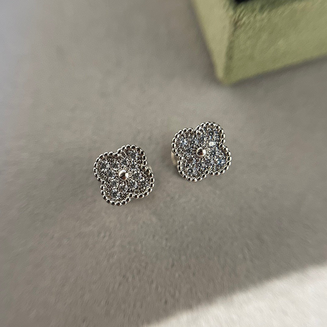 [Avelora Jewelry ]CLOVER MINI DIAMOND STUD EARRINGS
