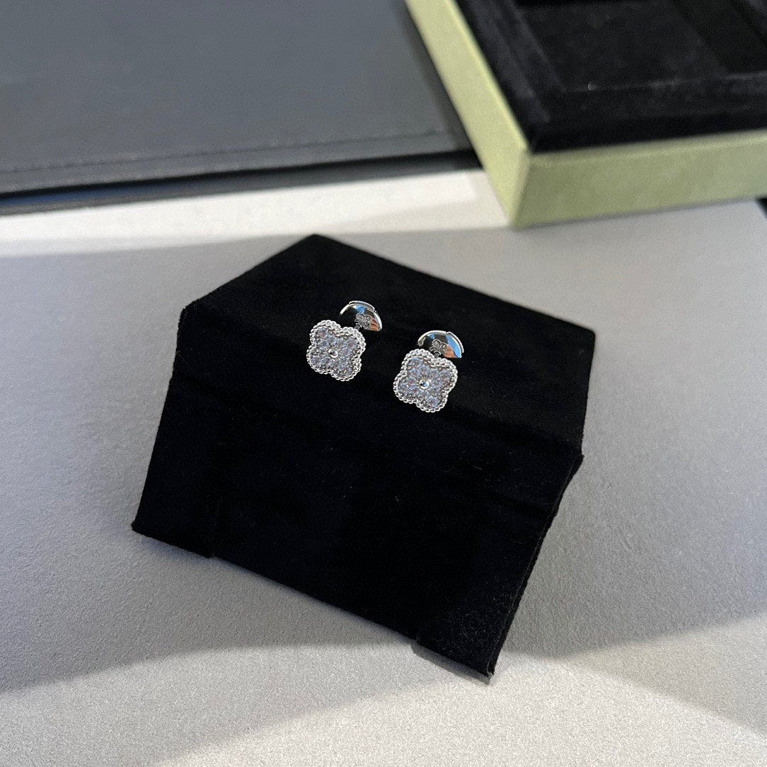 [Avelora Jewelry ]CLOVER MINI DIAMOND STUD EARRINGS